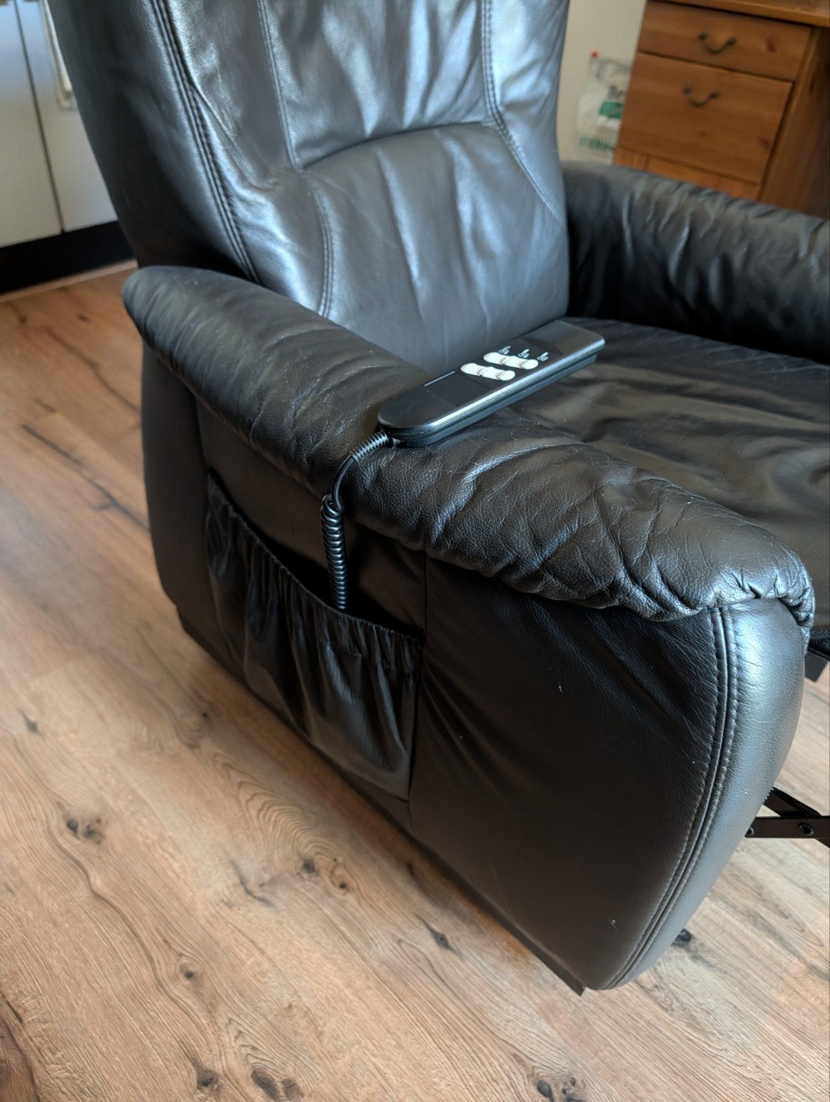 Comfortabele relaxfauteuil met normale gebruikerssporen, Ophalen, Gebruikt, Bruin, Leer
