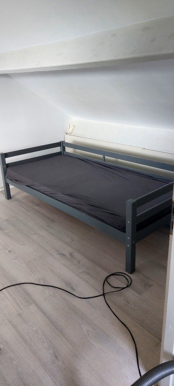 Eenpersoonsbed grijs houten frame met matras, Ophalen, Gebruikt, 90 cm, Eenpersoons
