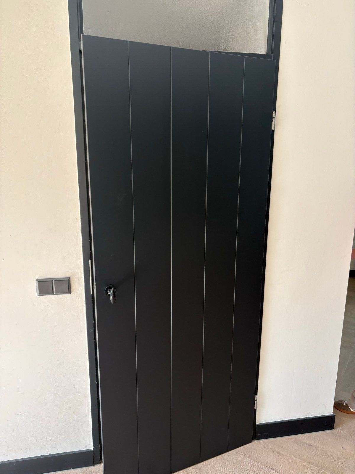 Zwarte binnendeur met verticale panelen, Doe-het-zelf en Verbouw, Ophalen, 80 tot 100 cm, Binnendeur, Zo goed als nieuw