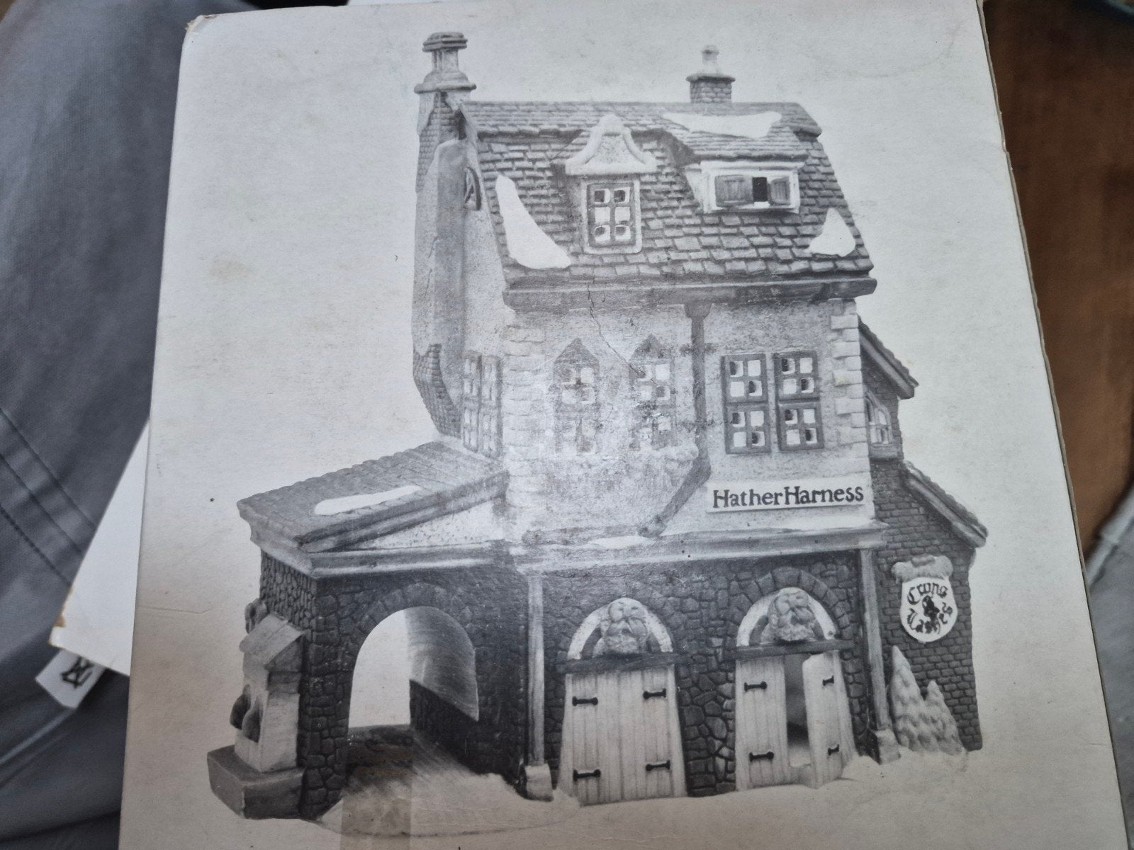 Dept 56 Dickens Village Hather Harness Kersthuisje, Ophalen of Verzenden, Zo goed als nieuw