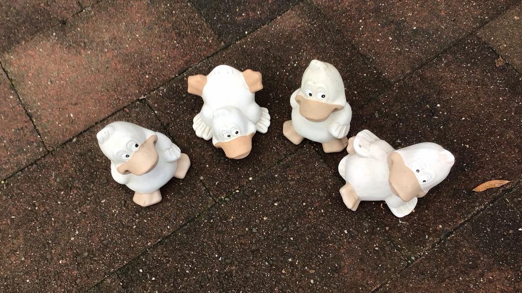 Vier eendjes, Ophalen of Verzenden, Gebruikt, Steen, Dierenbeeld