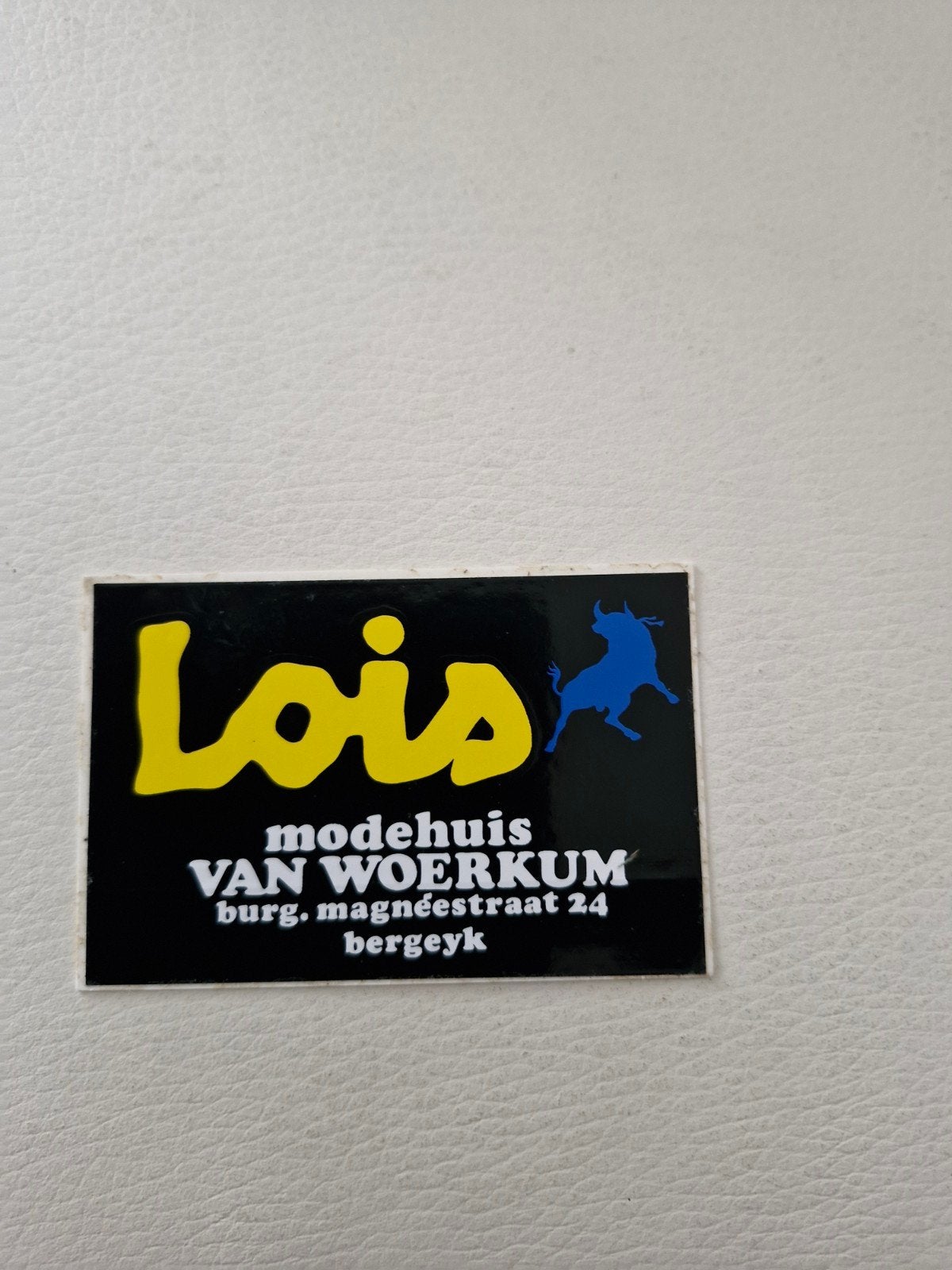12101 Vintage Lois Modehuis Van Woerkum Sticker Bergeyk, Verzamelen, Ophalen of Verzenden, Zo goed als nieuw, Merk