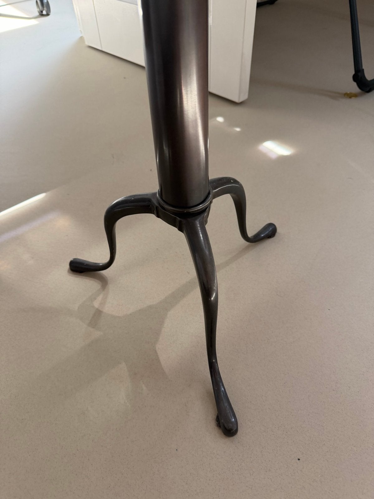 Eiccholtz Glazen bijzettafel met metalen onderstel, Ophalen, Minder dan 50 cm, Gebruikt, Rond