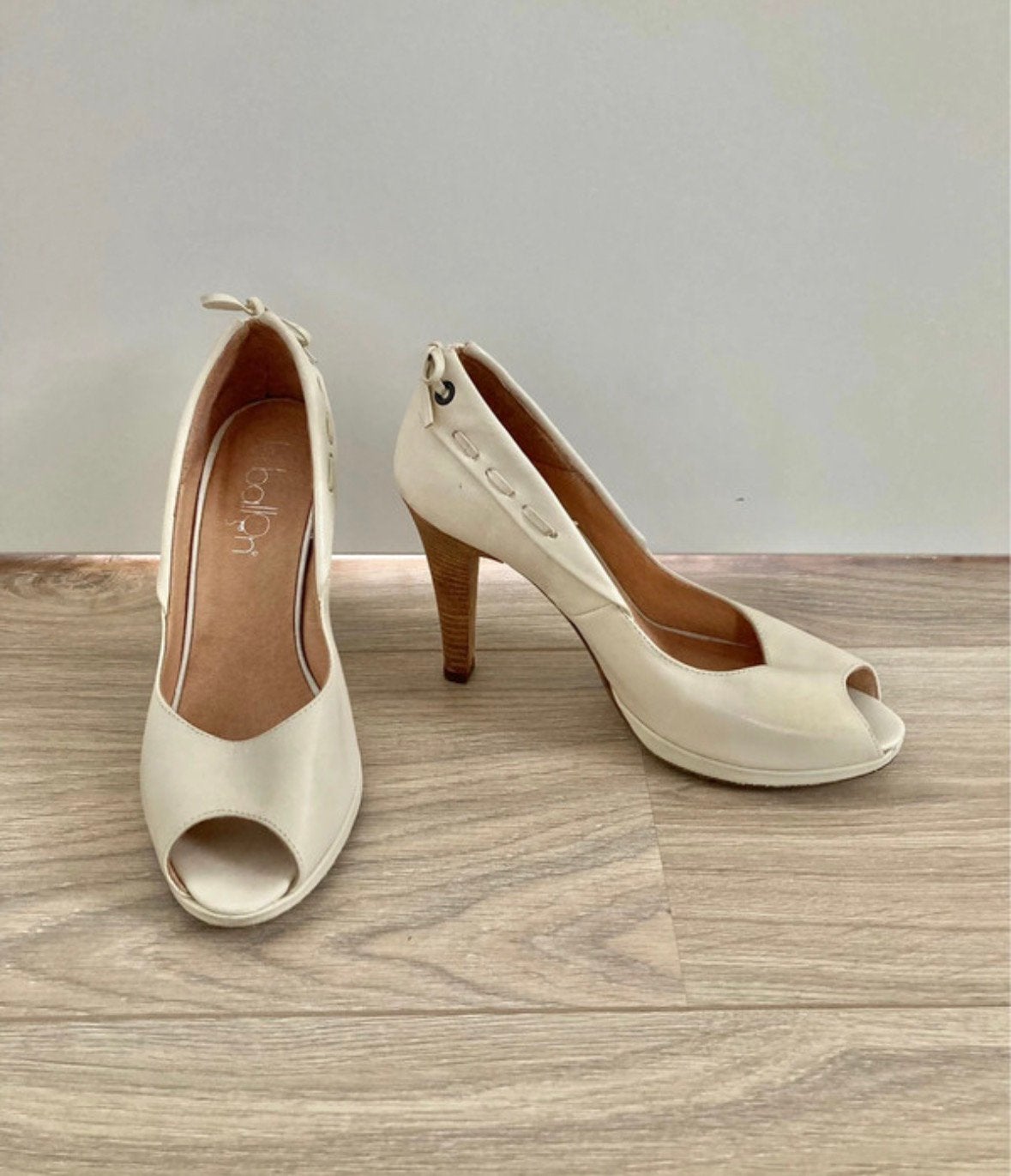 Leuke pumps met open teen - Le Ballon - maat 38, Pumps, Beige, Ophalen of Verzenden, Zo goed als nieuw