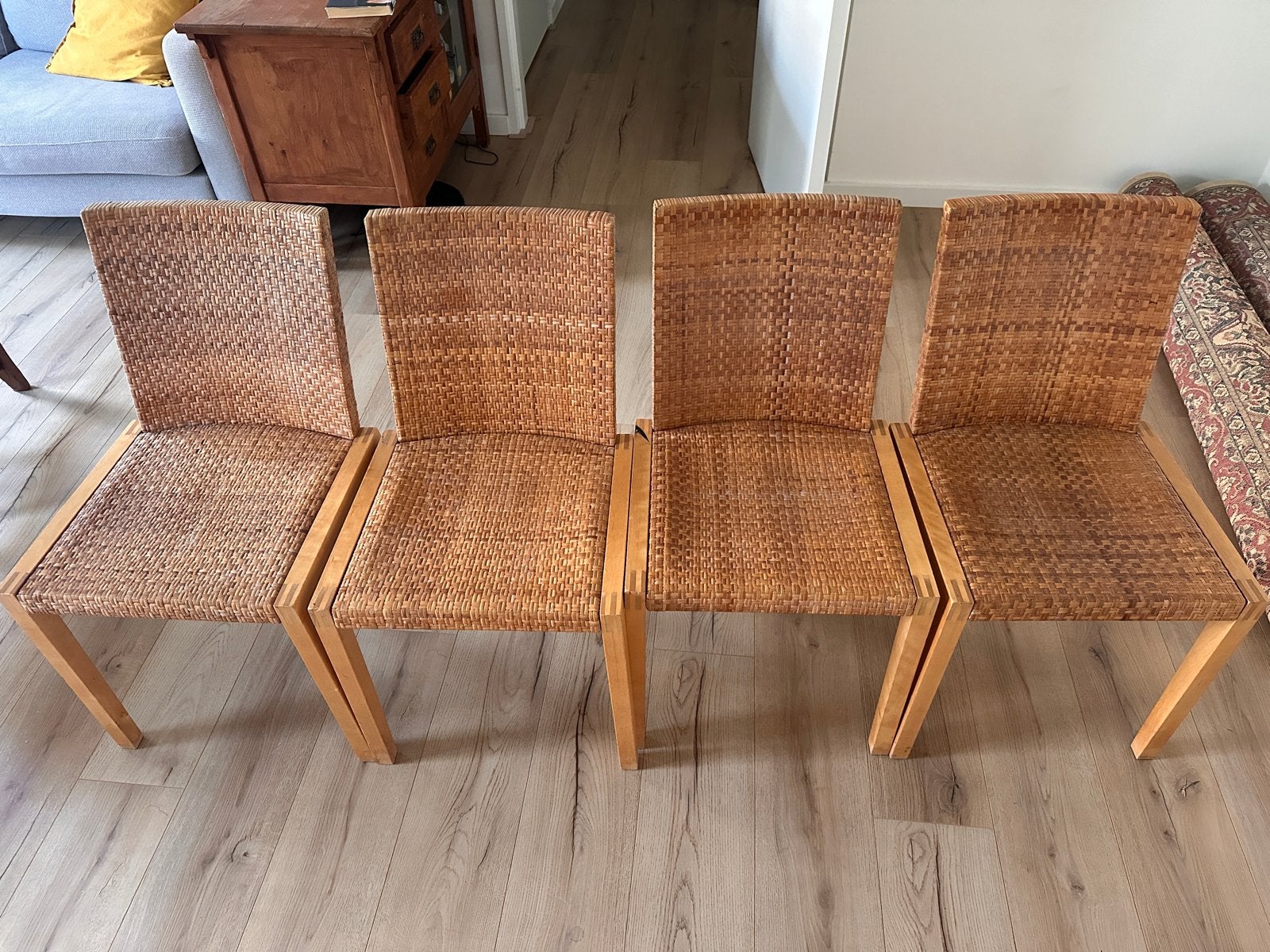 Set van 4 houten stoelen met rieten zitting en rugleuning, Huis en Inrichting, Ophalen, Gebruikt, Bruin, Vier