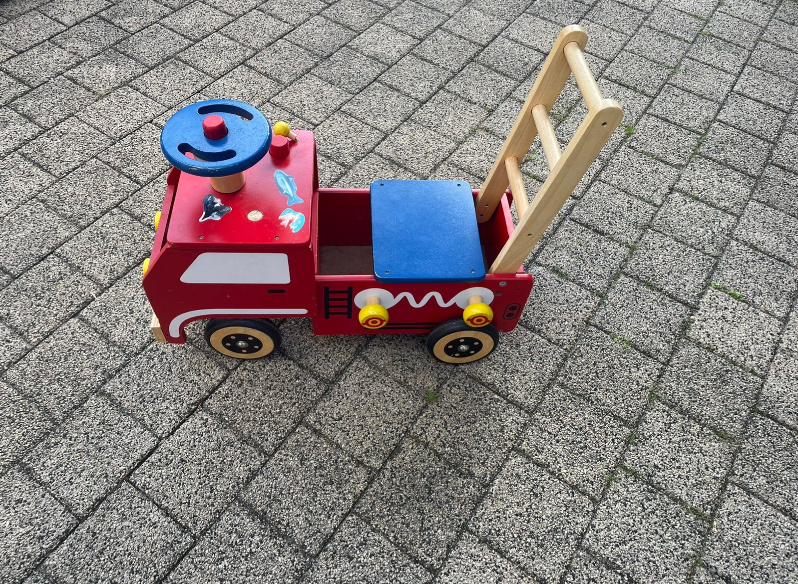 Loopauto hout met wielen van rubber brandweerauto, Ophalen, Zo goed als nieuw, Duw- of Trekspeelgoed