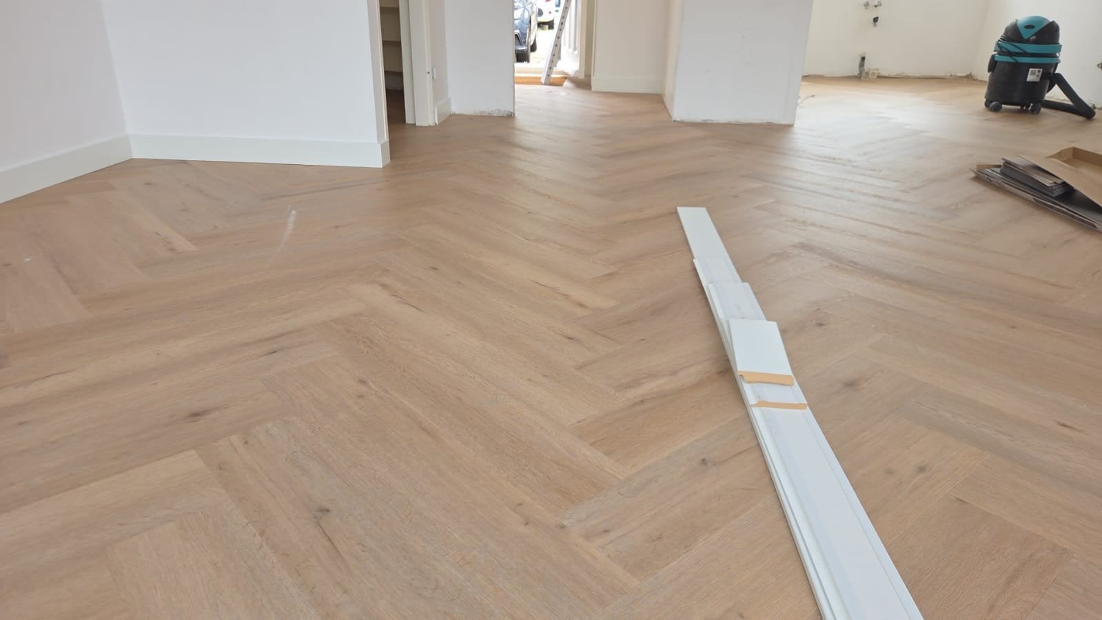Ambiant Spigato Vivero pvc visgraat click 2824 10dB - 35.5m², Huis en Inrichting, Stoffering | Vloerbedekking, 75 m² of meer, Beige