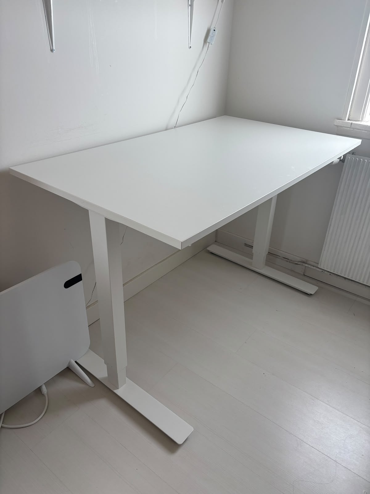 Wit Ikea bureau - in hoogte verstelbaar, Ophalen, Zit-sta bureau, Spaanplaat of MDF, In hoogte verstelbaar