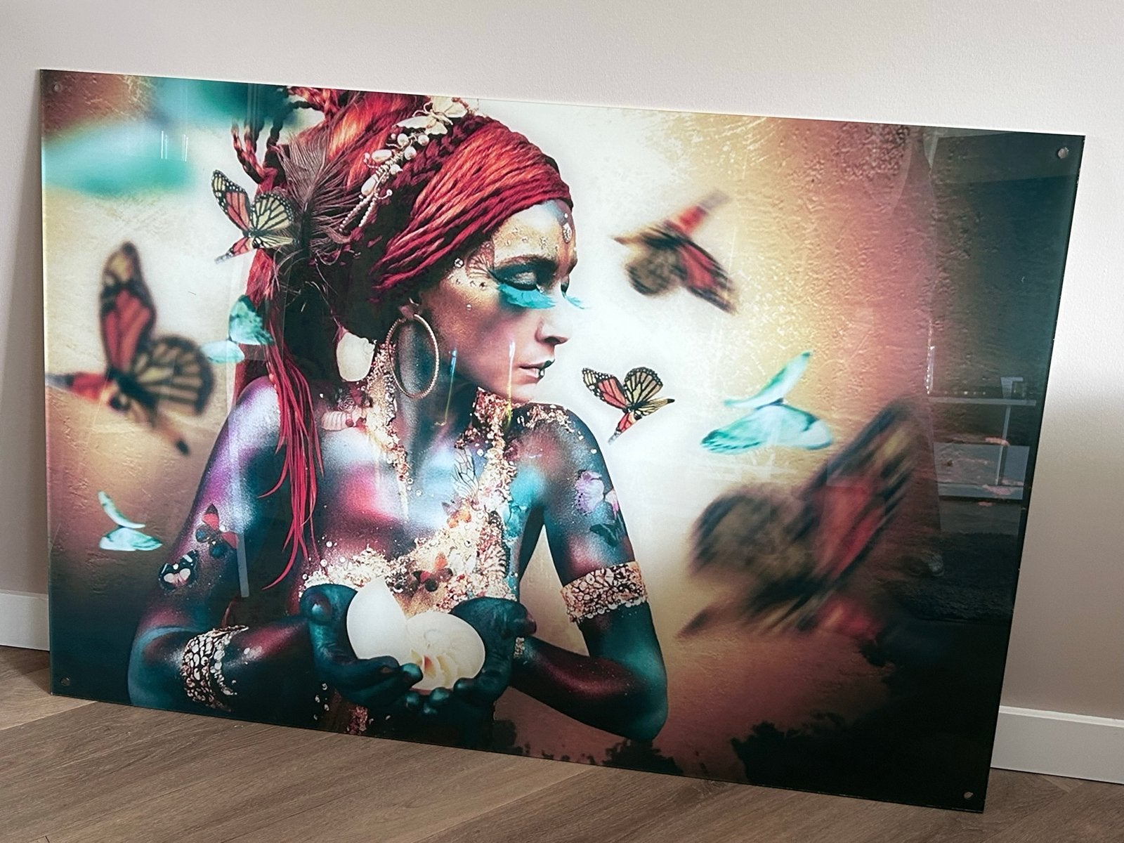 Prachtige Vrouw met Vlinders op Plexiglas - Wanddecoratie, Ophalen of Verzenden, 100 tot 125 cm, 75 – 100, Print