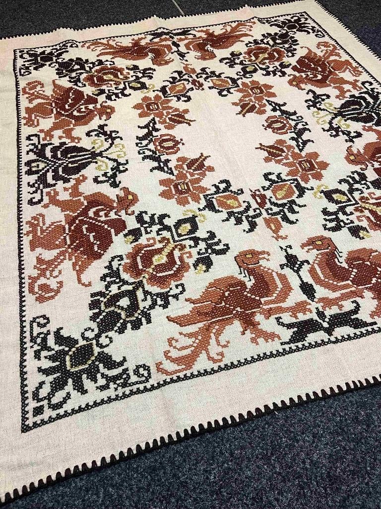 Geborduurd tafelkleed met bloemen, draken en vogels 158/135, Gebruikt, Etten-Leur, DJT@dejuistetoon.eu, Ophalen of Verzenden