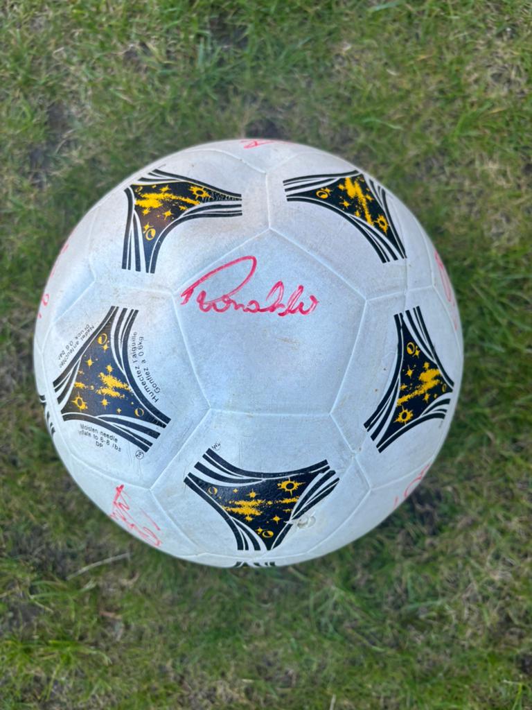 PSV bal met handtekeningen uit 1994 (of 1995?), Ophalen, Zo goed als nieuw, PSV