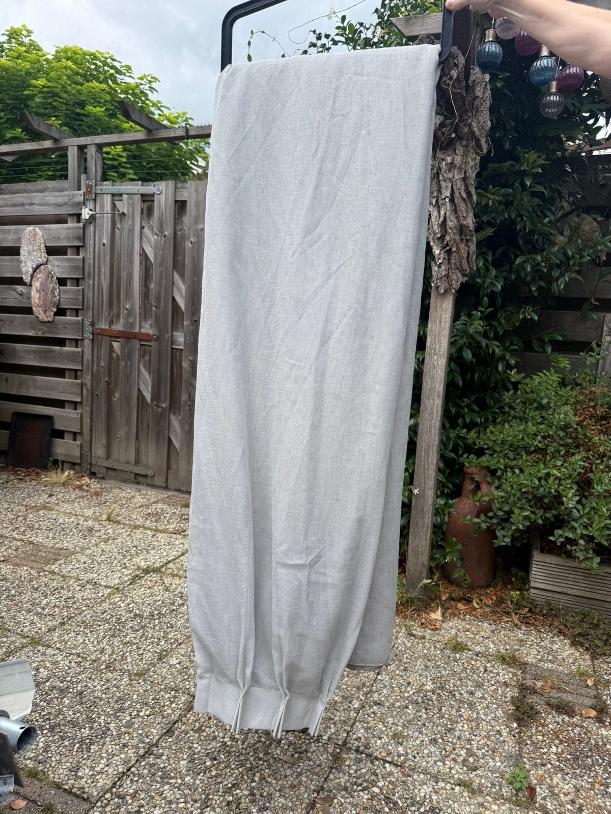 Mooie Lichtgrijze Inbetween Gordijnen 340x255 (2 stuks), Huis en Inrichting, Stoffering | Gordijnen en Lamellen, Ophalen, Zo goed als nieuw