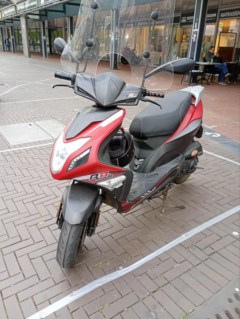 R8 scooter - Rood/Zwart - Goede staat, Ophalen of Verzenden