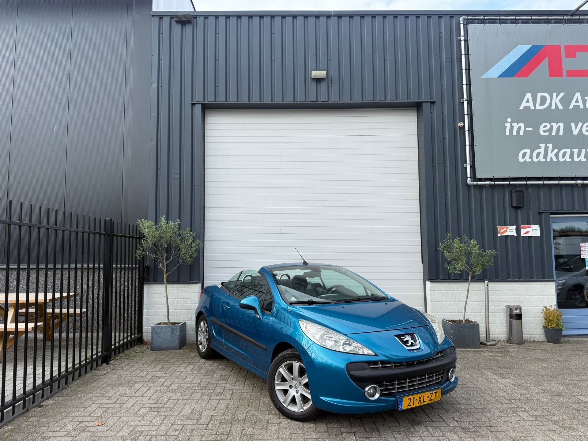 Peugeot 207 CC 1.6 VTi Première TREKHAAK/AIRCO/CRUISE/PDC/N, Auto's, Voorwielaandrijving, Gebruikt, Zwart, 4 cilinders