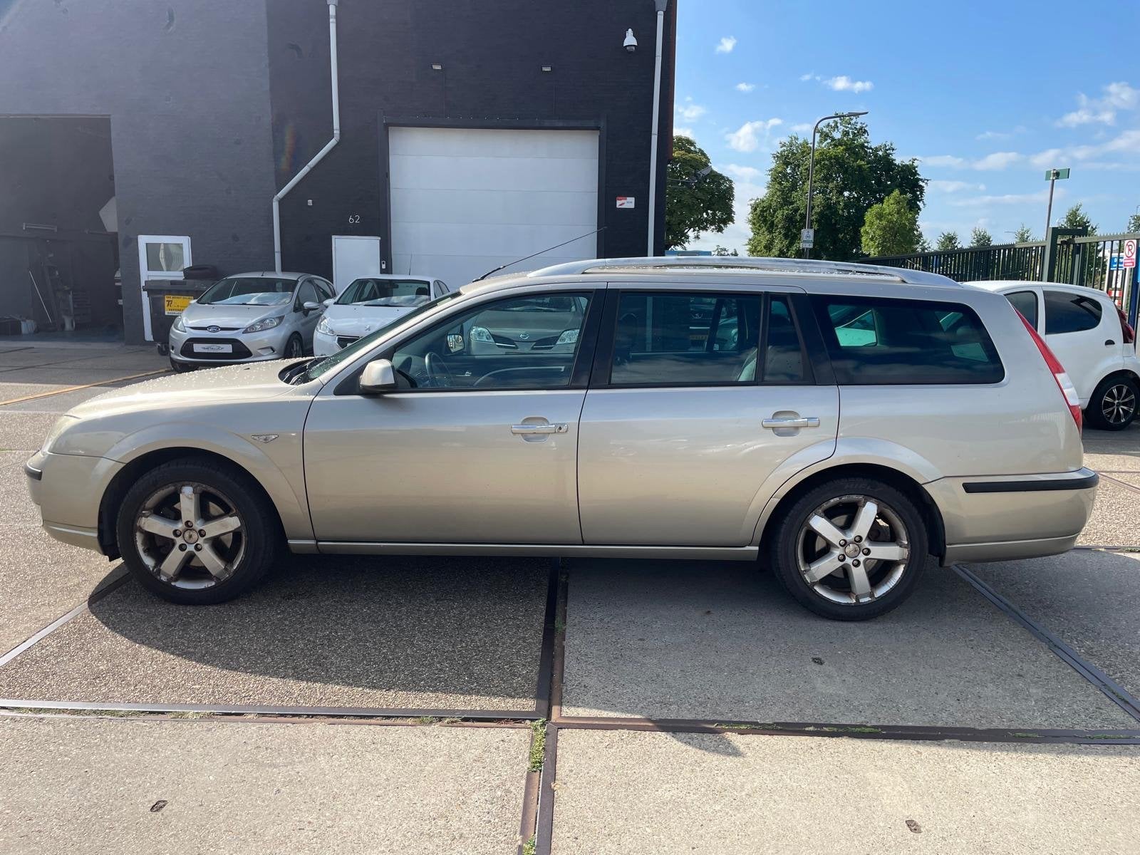Ford Mondeo Wagon 1.8-16V Trend, Gebruikt, Automatische klimaatregeling, 4 cilinders, Beige