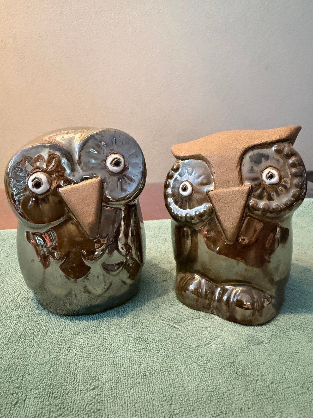 2x uilen beeldjes mooi geglazuurd aardewerk, Ophalen of Verzenden, Zo goed als nieuw, Dier