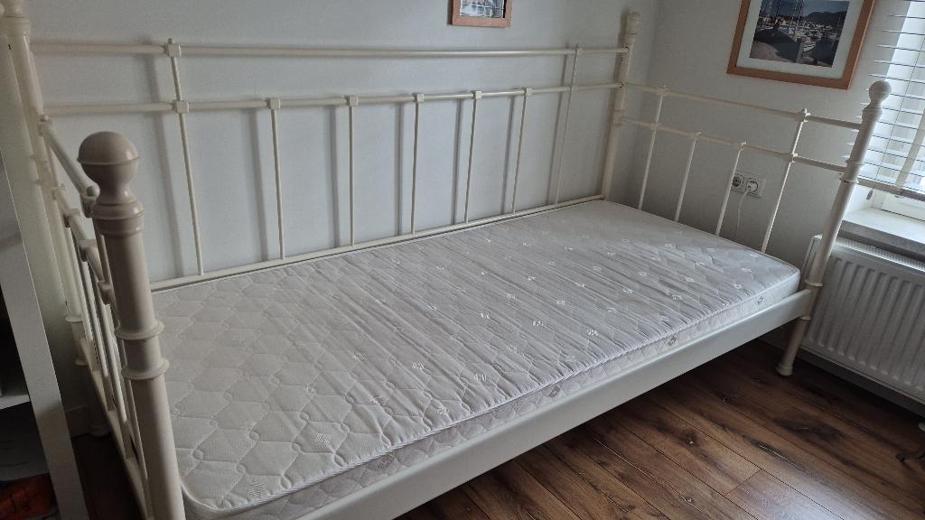 Bed(bank) met matras, in zeer goede staat, Ophalen, 100 cm, Eenpersoons, Wit