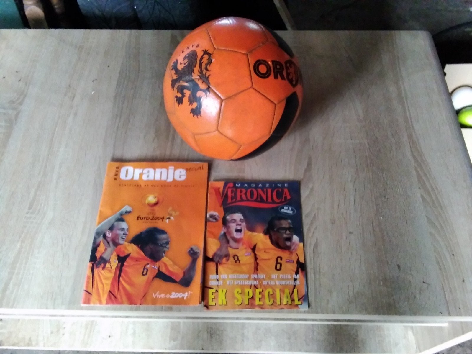 Oranje bal en 2 KNVB Oranje EK Special 2004 boekjes, Ophalen of Verzenden