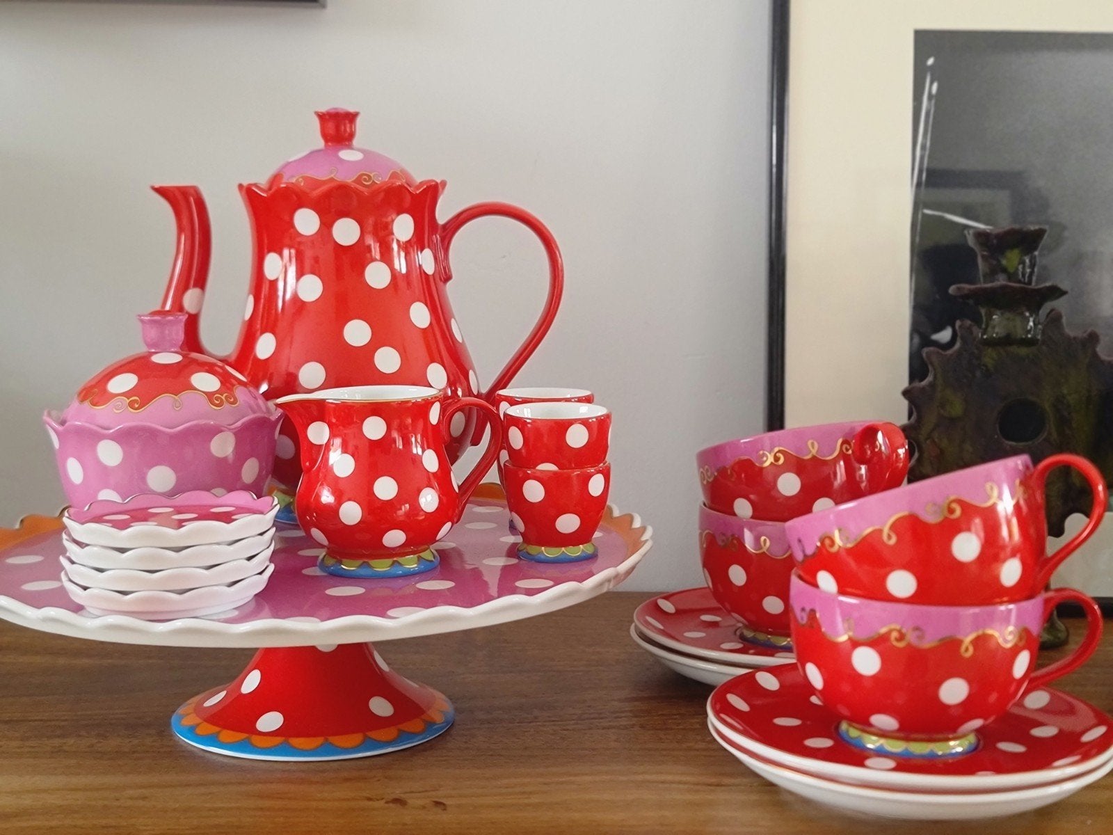 Nieuw Complete Oilily ontbijtservies rood roze witte stippen, Ophalen of Verzenden, Nieuw, Keramiek, Compleet servies