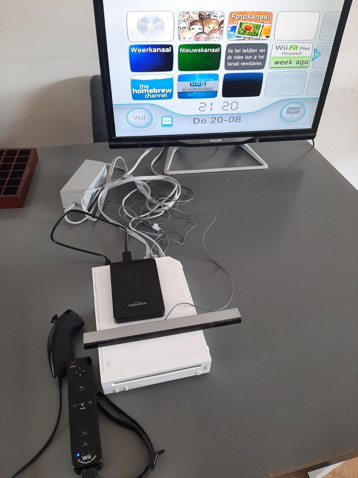 wii met 50 spellen met attributen en Philips tv erbij, Ophalen of Verzenden, Gebruikt, Met 1 controller