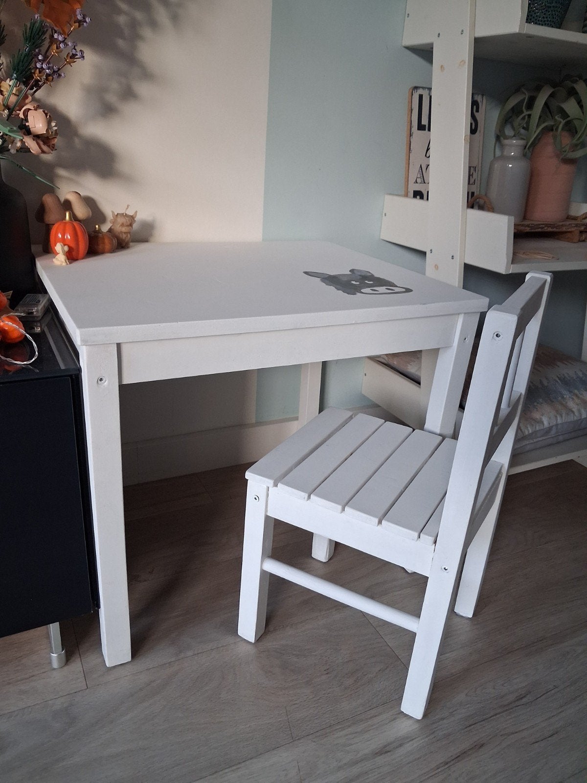 Kinderbureau met stoel - wit met koeienprint, Ophalen, Zo goed als nieuw, Tafel(s) en Stoel(en)