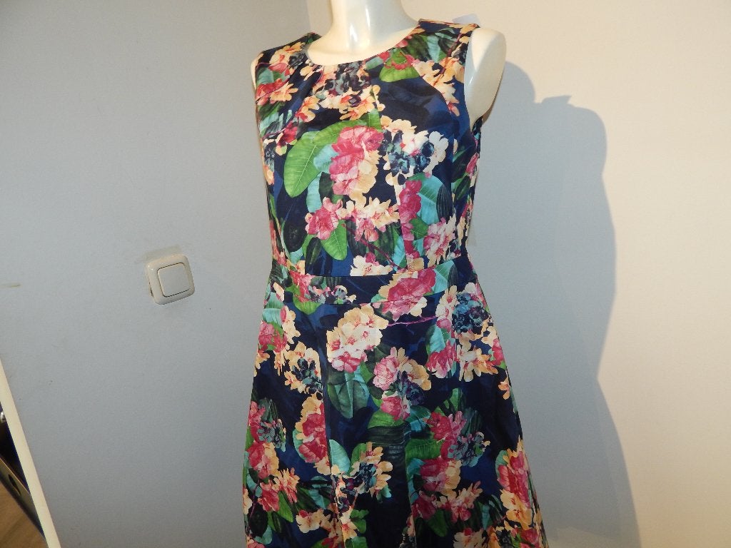 Karen Millen jurk bloemen print wijder uitlopende rok mt 42, Karen Millen, Maat 42/44 (L), Zo goed als nieuw, Knielengte