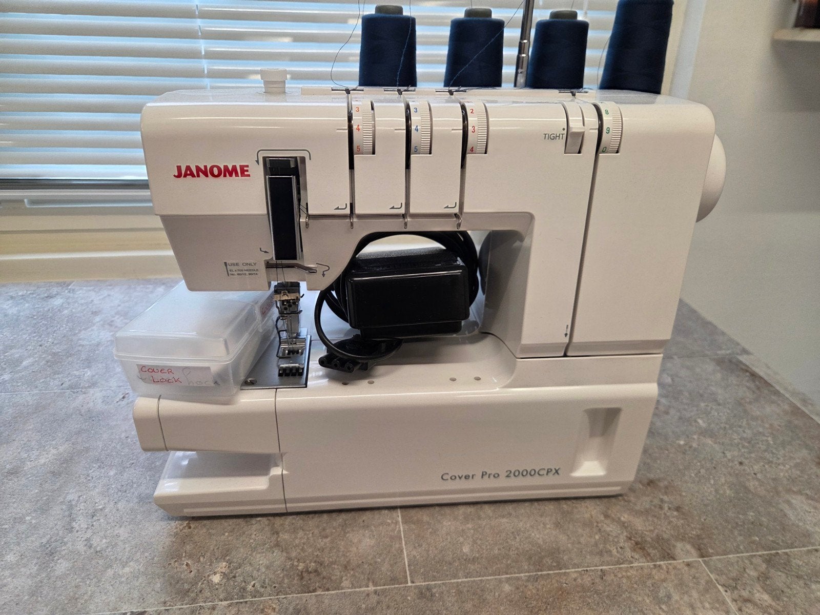Zo goed als nieuwe Janome Cover Pro 2000CPX coverlockmachine, Hobby en Vrije tijd, Naaimachines en Toebehoren, Ophalen, Zo goed als nieuw