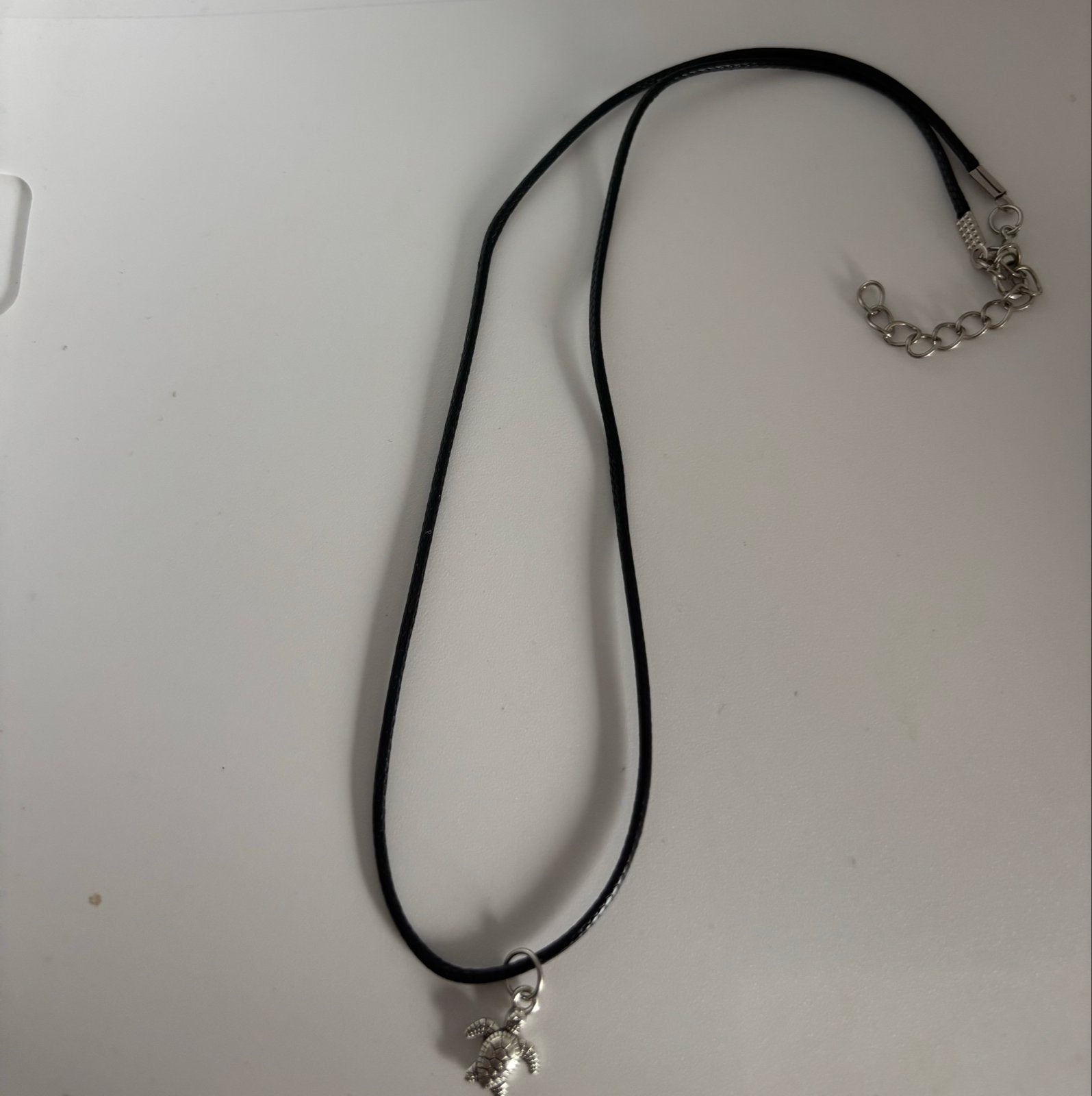 Nieuwe zwarte ketting met zilverkleurige schildpad hanger, Sieraden, Tassen en Uiterlijk, Kettingen, Verzenden, Zwart, Nieuw, Overige materialen