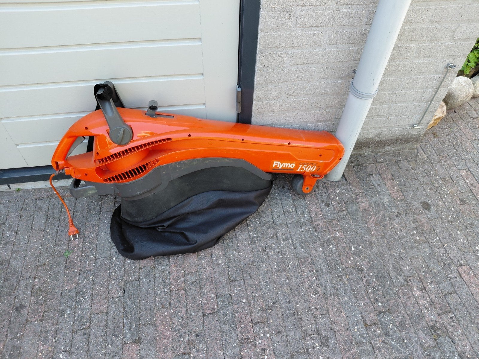 Flymo 1500 bladblazer met zuigfunctie en opvangzak, Ophalen