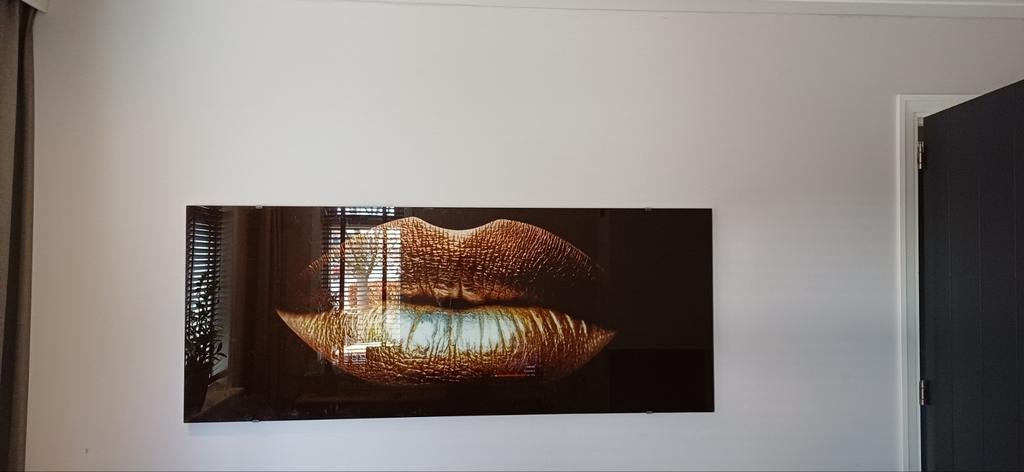 Te koop: Gouden lippen op glas, 125 cm of meer, Ophalen of Verzenden, 75 cm of meer, Print