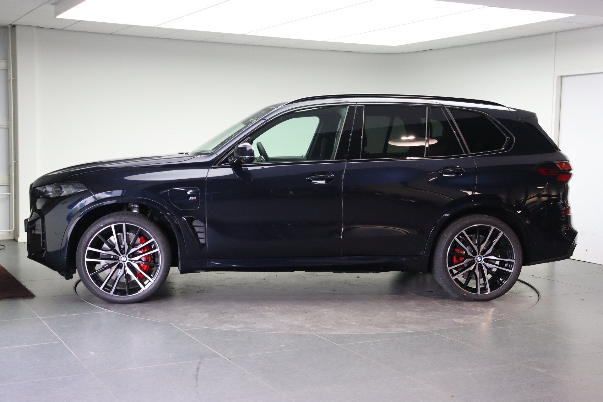 BMW X5 xDrive50e M Sport Automaat / Panoramadak / Trekhaak /, Auto's, BMW, 2395 kg, Met garantie (alle), Zwart, 489 pk