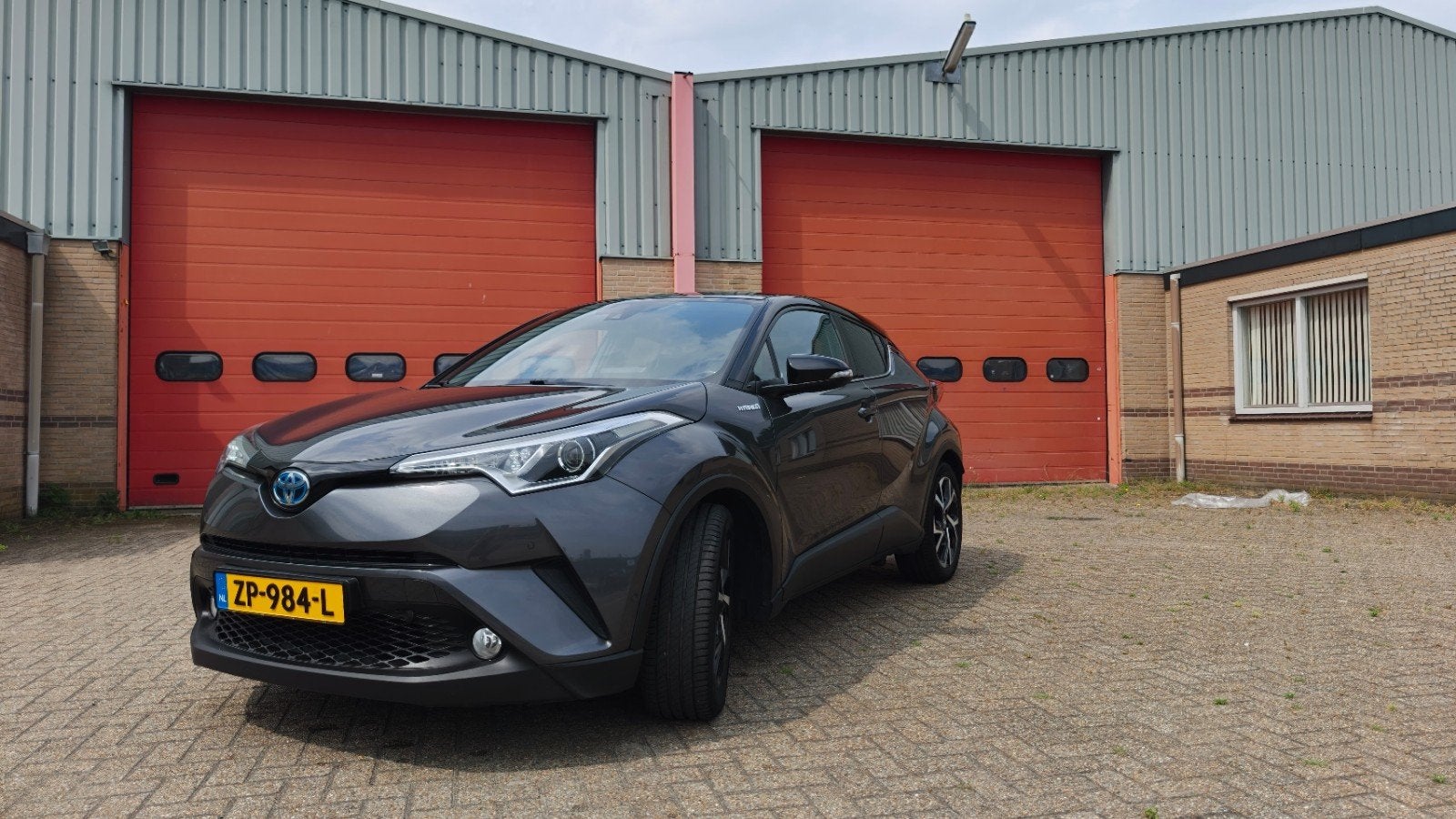 Luxe, completeToyota C-HR 1.8 Hybrid 122pk CVT 2017 Bi-Tone, Stof, 725 kg, 4 cilinders, 98 pk