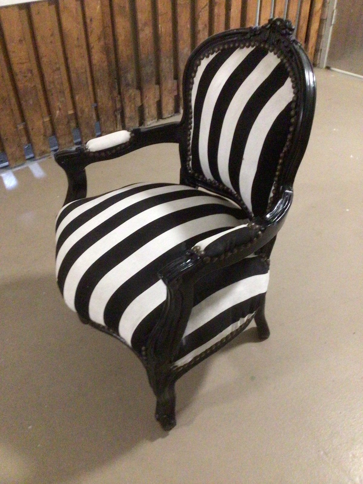 Opvallende fauteuil met zwart-wit gestreepte bekleding, Ophalen