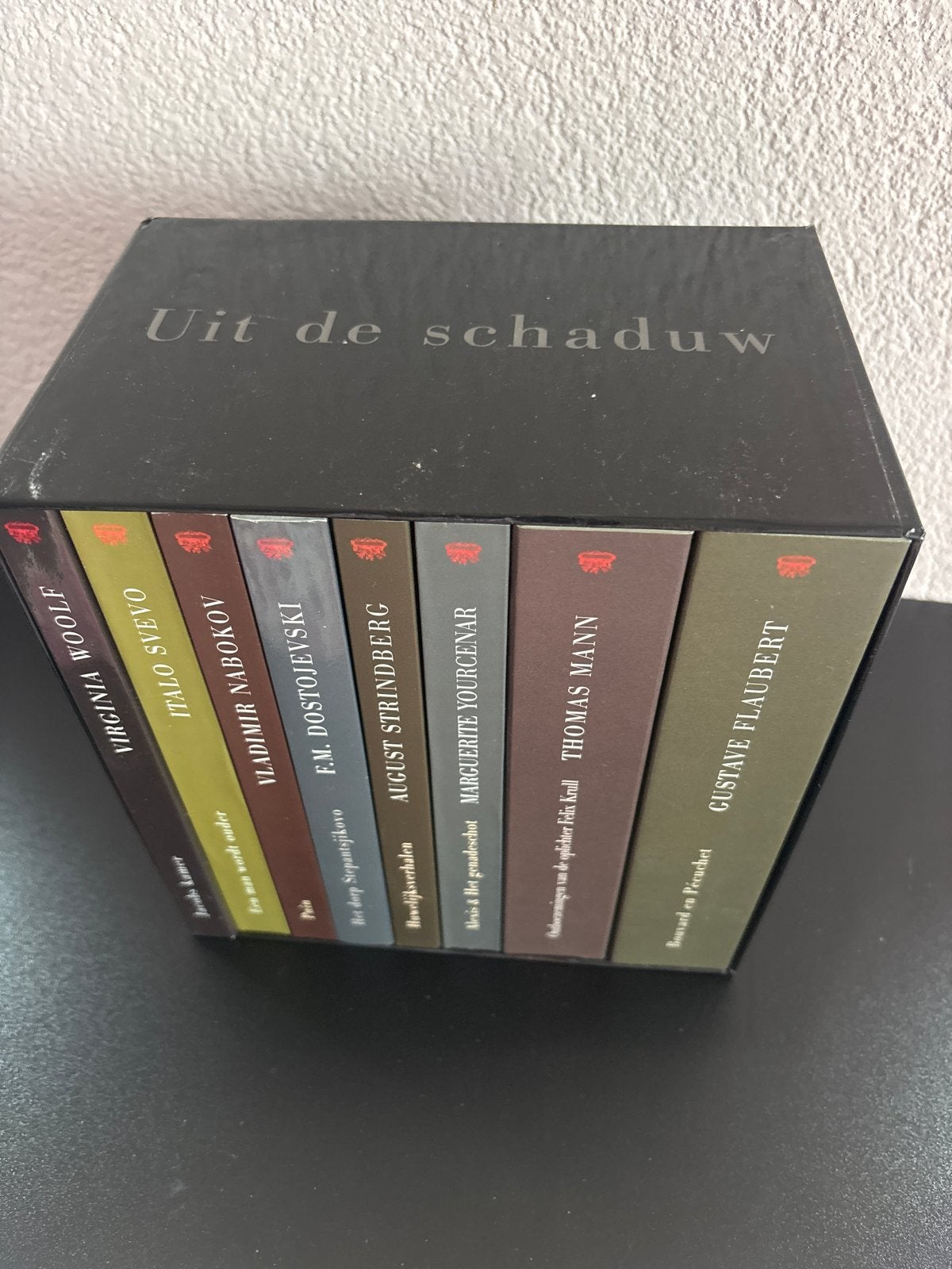 Prachtige cassette met 8 literaire werken - Uit de Schaduw, Boeken, Ophalen of Verzenden, Zo goed als nieuw, Nederland