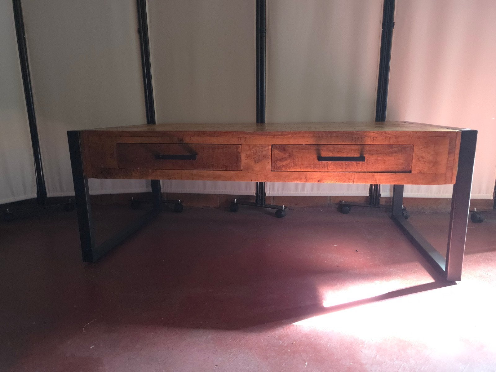 Salontafel van mangohout met metalen onderstel, Industrieel, Landelijk, Zo goed als nieuw, Ophalen, Overige houtsoorten