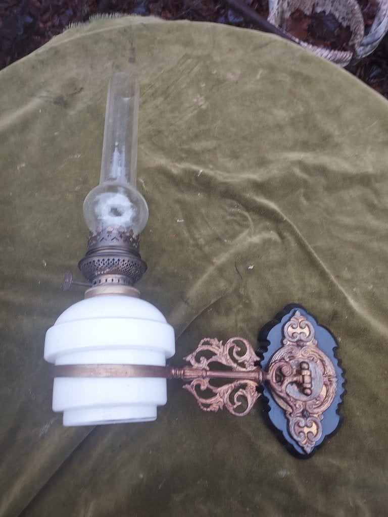 Antieke wandolielamp met zwenkarm en wit oliereservoir., Ophalen of Verzenden