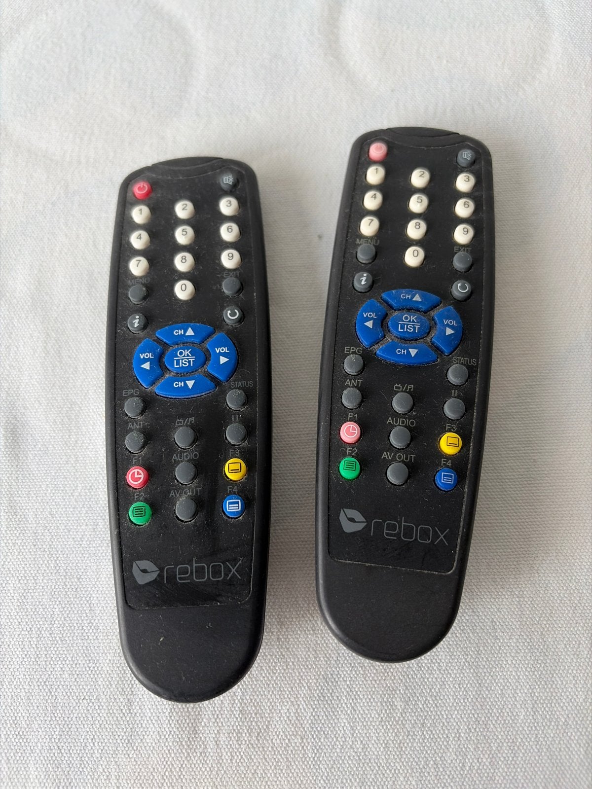 Rebox afstandsbedieningen (2 stuks), Gebruikt, Ophalen of Verzenden, Origineel, Mediaspeler