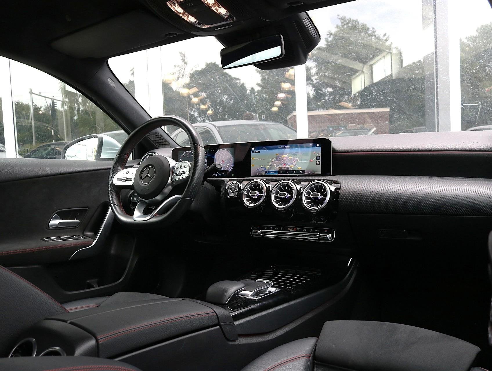 Mercedes-Benz A 200 AMG Line Sfeerverlichting | Widescreen, 12 maanden, Gebruikt, Euro 6, 4 cilinders