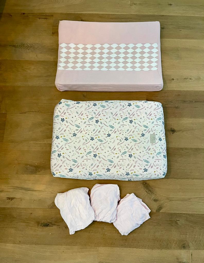 🌸 2 Aankleedkussens + 6 leuke merkhoezen 🌸, Kinderen en Baby's, Ophalen of Verzenden, Zo goed als nieuw, Aankleedkussen, Hema