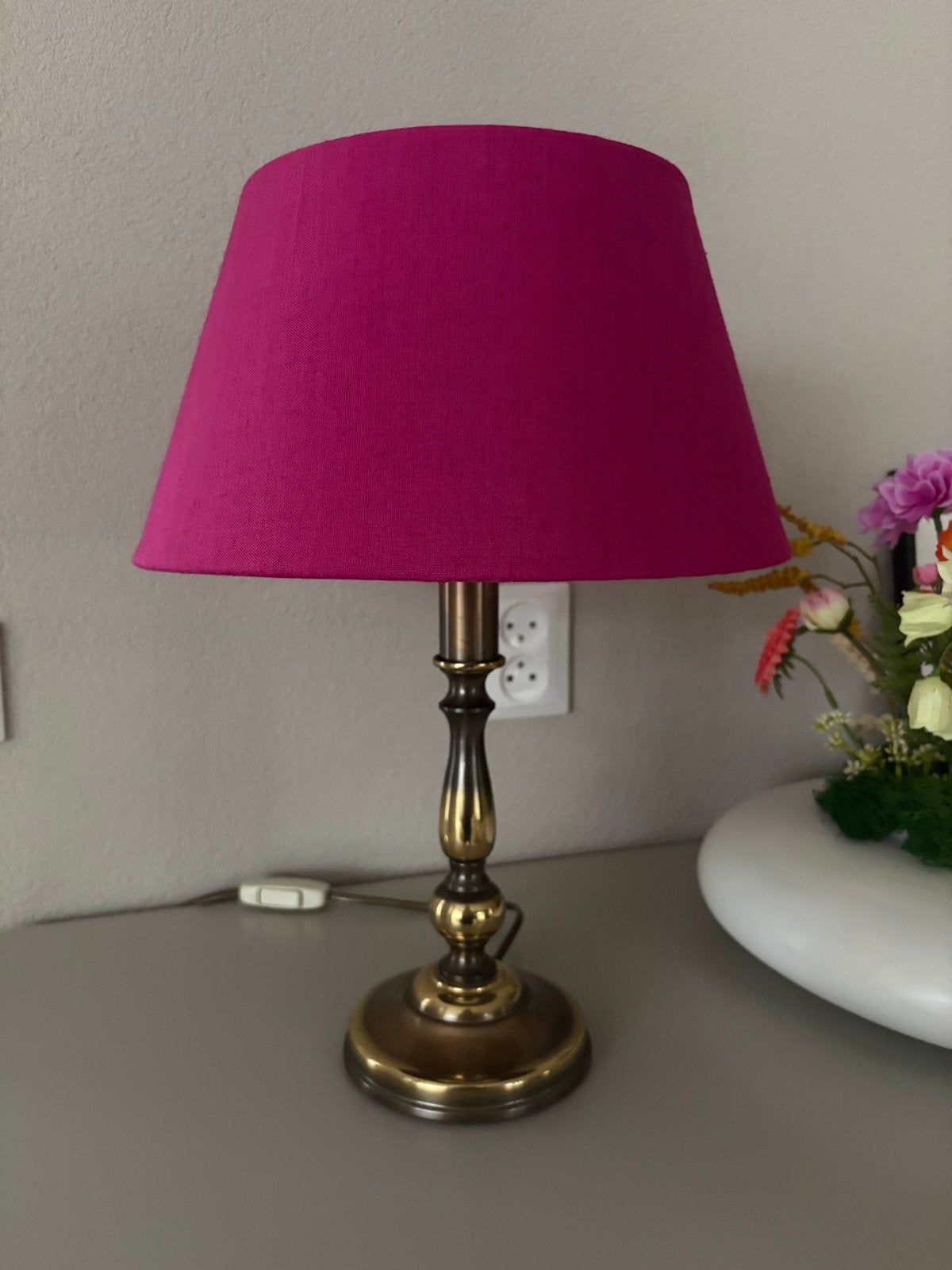 Vintage tafellamp met messing voet & fuchsiaroze kap 💕, Ophalen, Gebruikt, Vintage, E27 (groot)