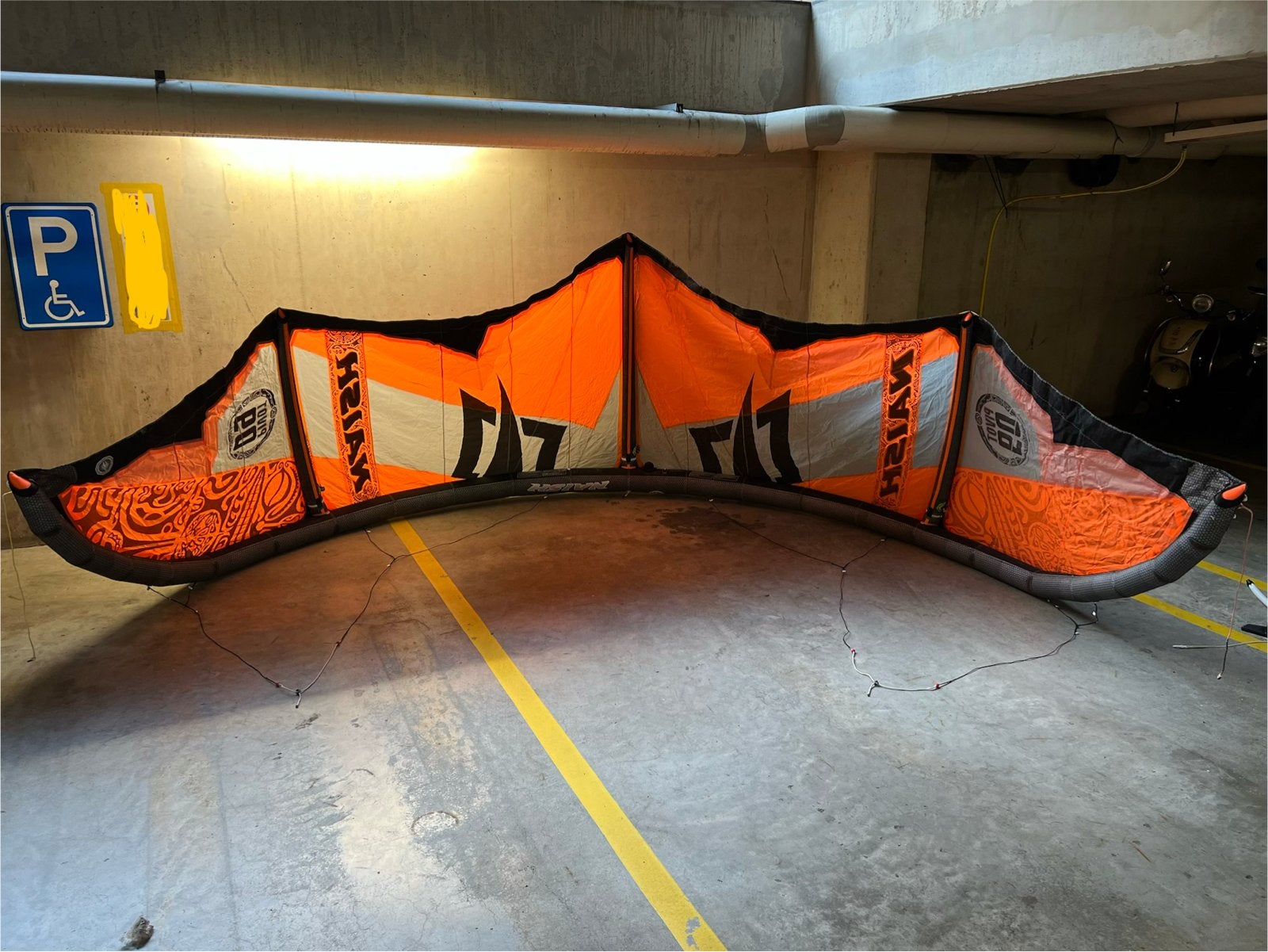 Naish Pivot 9m Kitesurf Kite met Bar en Tas, Gebruikt, 9 m², Bar, Geen board