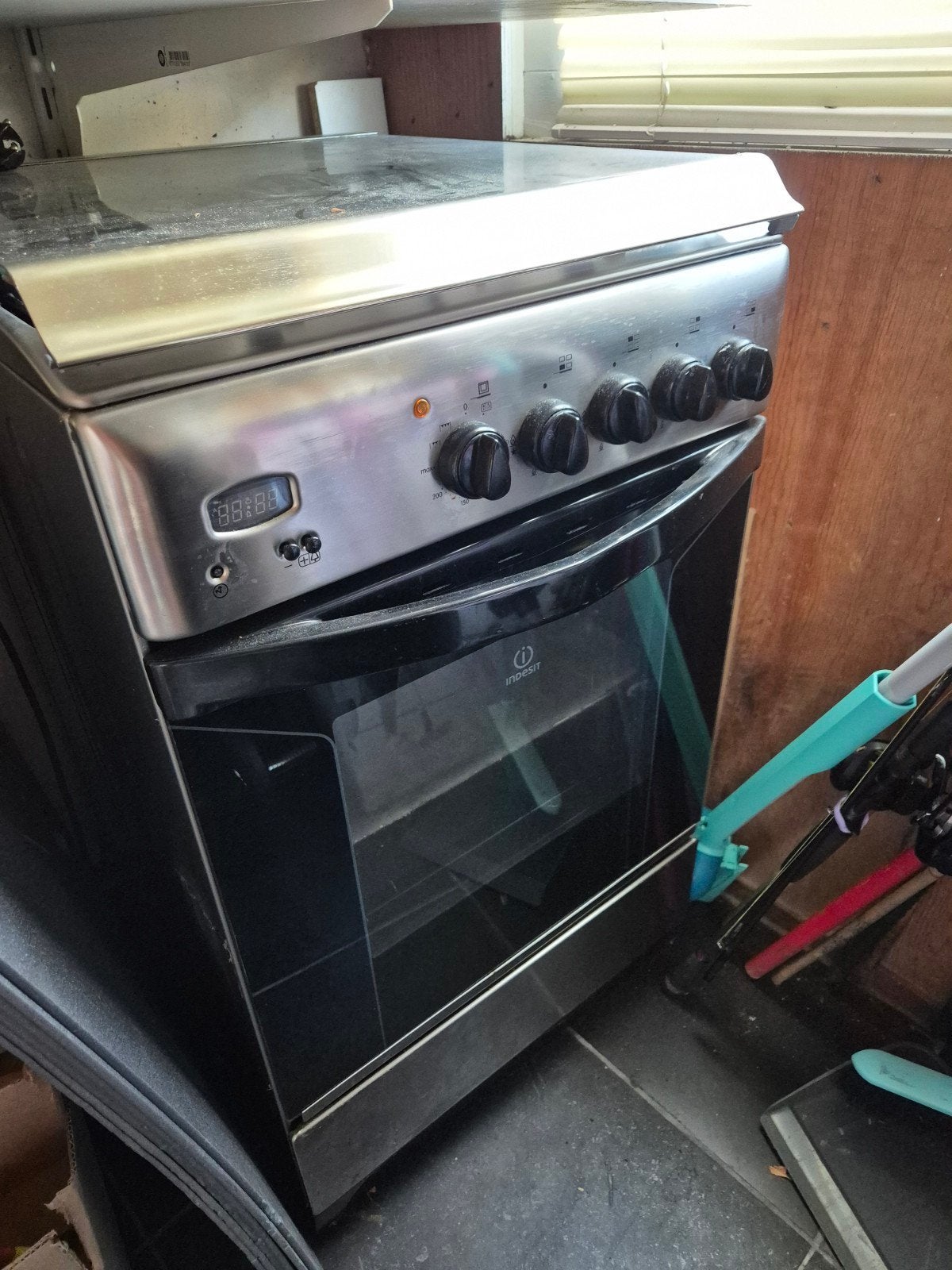 Indesit Vrijstaand Gasfornuis met Oven, Witgoed en Apparatuur, Fornuizen, Gebruikt, Vrijstaand, Gas, 4 kookzones, 85 tot 90 cm