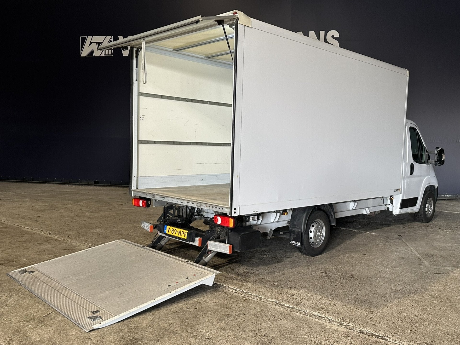 Peugeot Boxer 2.2 BlueHDi 141pk Bakwagen 436cm Lang Laadklep, Voorwielaandrijving, Stof, Gebruikt, 4 cilinders