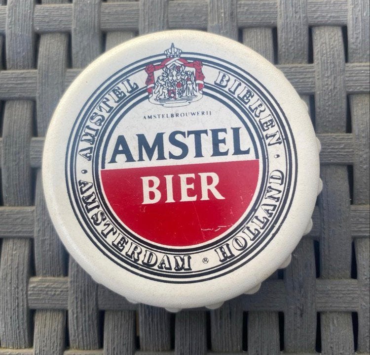 Flesopener van Amstel bier in kroonkurk vorm. Drsn. 6,5 cm., Ophalen of Verzenden, Zo goed als nieuw, Gebruiksvoorwerp