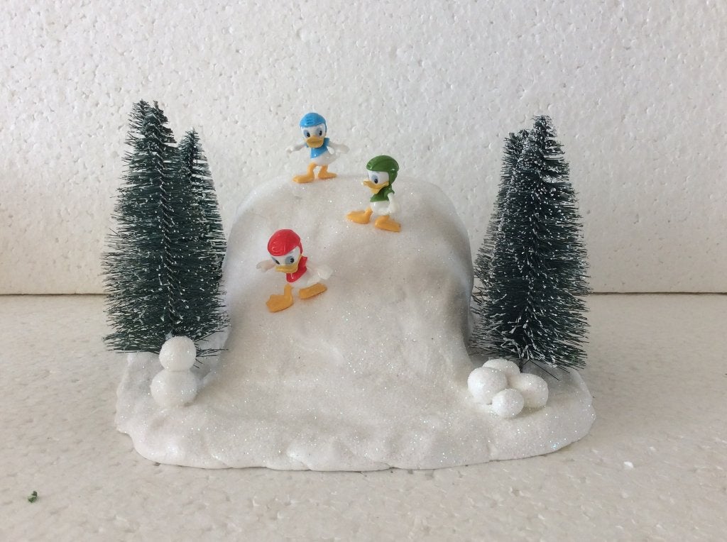 Beeldje voor kerstdorp met Disney figuren -skischans, Verzamelen, Disney, Ophalen of Verzenden, Donald Duck, Zo goed als nieuw