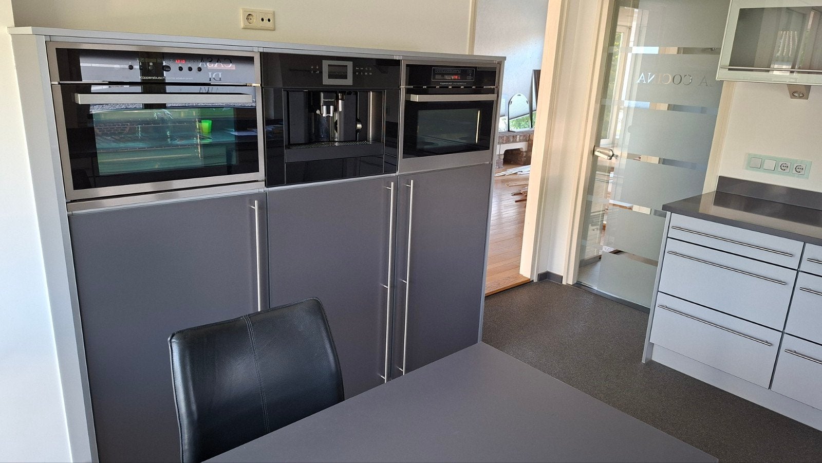 Foto 3 van Moderne keuken met hoogwaardige inbouwapparatuur