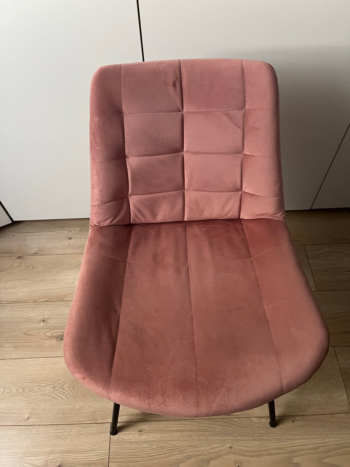 Roze veloers stoel met zwarte poten, Huis en Inrichting, Ophalen, Gebruikt, Overige kleuren, Eén