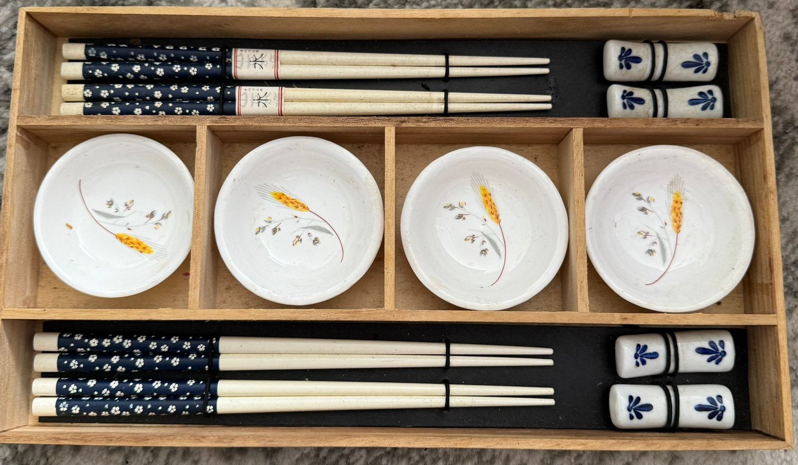 Chopsticks set met kleine schaaltjes en houders, Huis en Inrichting, Keuken | Servies, Zo goed als nieuw, Overige typen, Effen