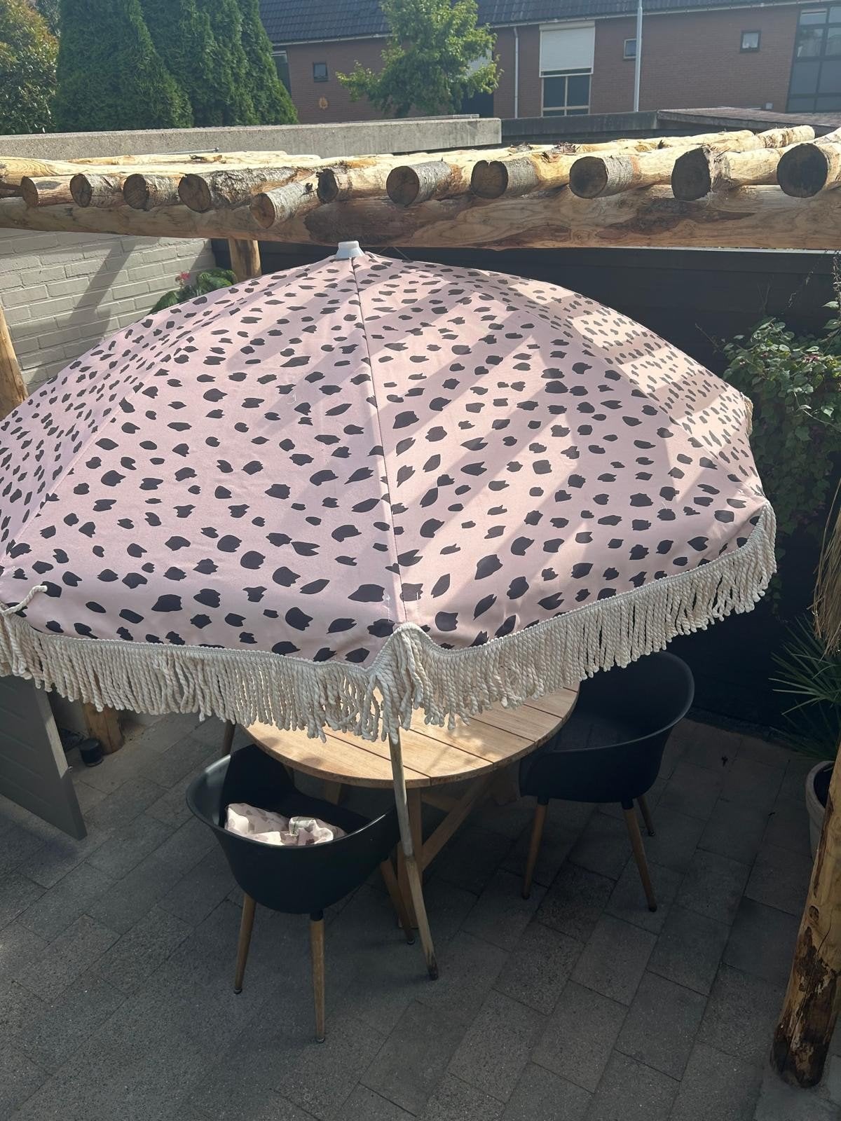 Leuke Ibiza parasol met luipaardprint en franjes, Ophalen of Verzenden, Gebruikt, 2 tot 3 meter, Stokparasol