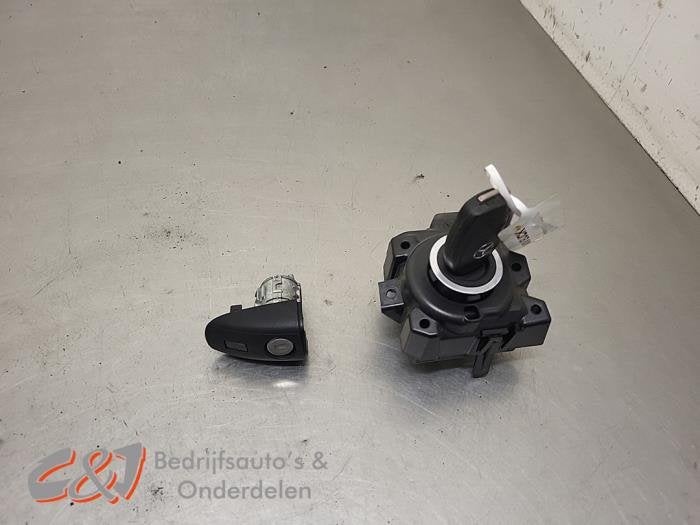 Kontaktslot + Sleutel van een Mercedes Vito